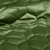 Zelený přehoz na postel z lesklé látky