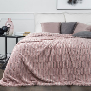 Měkký růžový přehoz na postel
