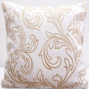 Krásný luxusní povlak na polštář bílé barvy s béžovými ornamenty