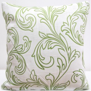 Dekorační povlaky na polštáře bílé barvy se zelenými ornamenty