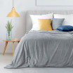 Elegantní světle šedý přehoz na manželskou postel
