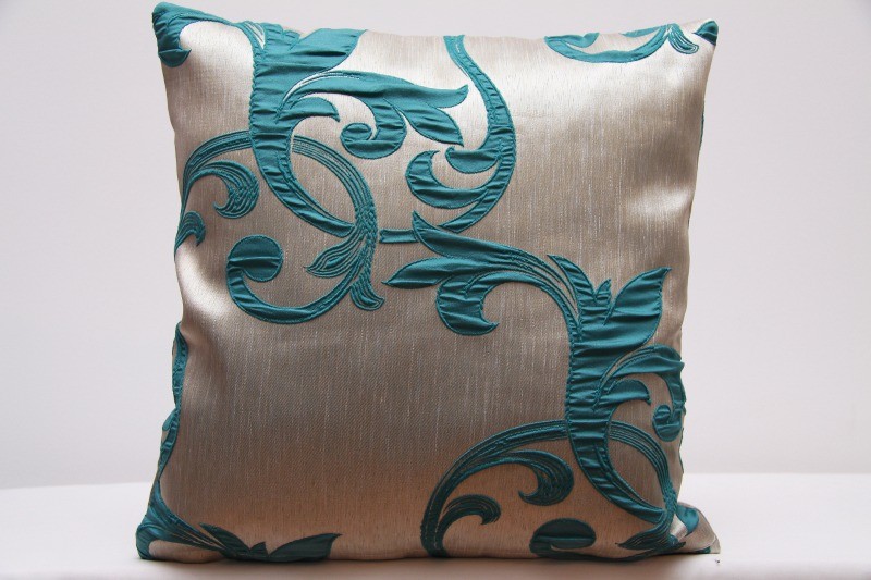 Luxusní krémový povlak na polštář s ornamenty tyrkysové barvy k přehozu