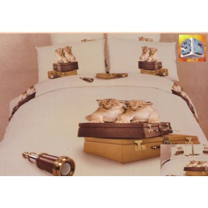 Béžové povlečení na postel s mladými lvy na hnědých kufrech