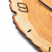 Dřevěné nástěnné hodiny s imitací kmene stromu