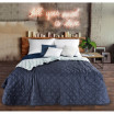 Modrý oboustranný přehoz na postel s ozdobným prošíváním