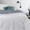 Bílý oboustranný přehoz na postel s jemnou strukturou