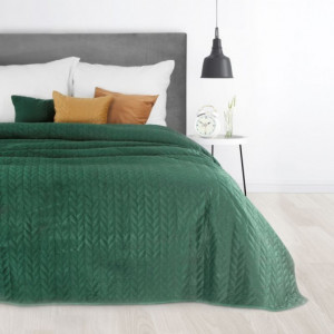 Zelený velurový přehoz na postel s dekoračním prošíváním