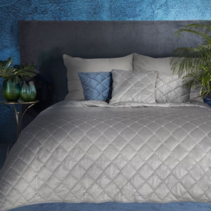 Jednobarevný prošívaný přehoz na postel šedé barvy