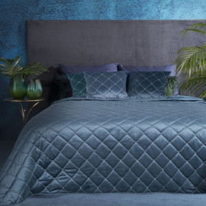 Prošívaný sametový přehoz na postel modré barvy
