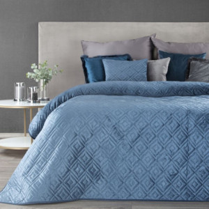 Modrý sametový přehoz na postel s dekoračním prošíváním