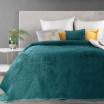 Smaragdový přehoz na postel s vyraženým motivem