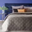 Prošívaný jednobarevný přehoz na postel tmavě béžové barvy