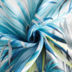 Modrý dekorační závěs s květinovým motivem