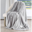 Krásné pohodlné deky v šedé barvě s bílým květem na boku