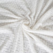 Krémová dekorační deka ze sametově hebké tkaniny