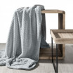Jednobarevná jemná deka stříbrné barvy