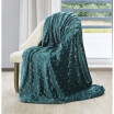 Krásná tyrkysová deka s moderním vzorem