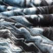 Dekorativní deka v odstínech modré barvy