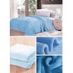 Světle modrá deka na postel