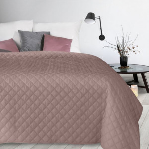 Růžový přehoz na postel s módním prošíváním