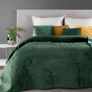 Krásný smaragdově zelený přehoz na postel