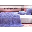 Chlupatá deka jako dekorativní fialová přikrývka