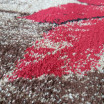 Hnědý koberec s výrazným červeným květem
