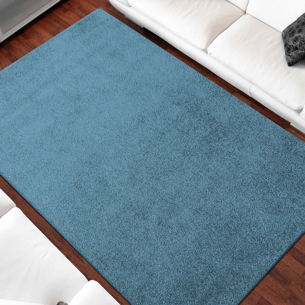 Jednobarevný koberec modré barvy