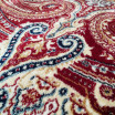 Červený koberec v orientálním stylu