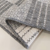 Oboustranný koberec šedé barvy s kostkami
