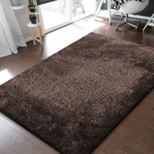 Moderní chlupatý koberec v hnědé barvě