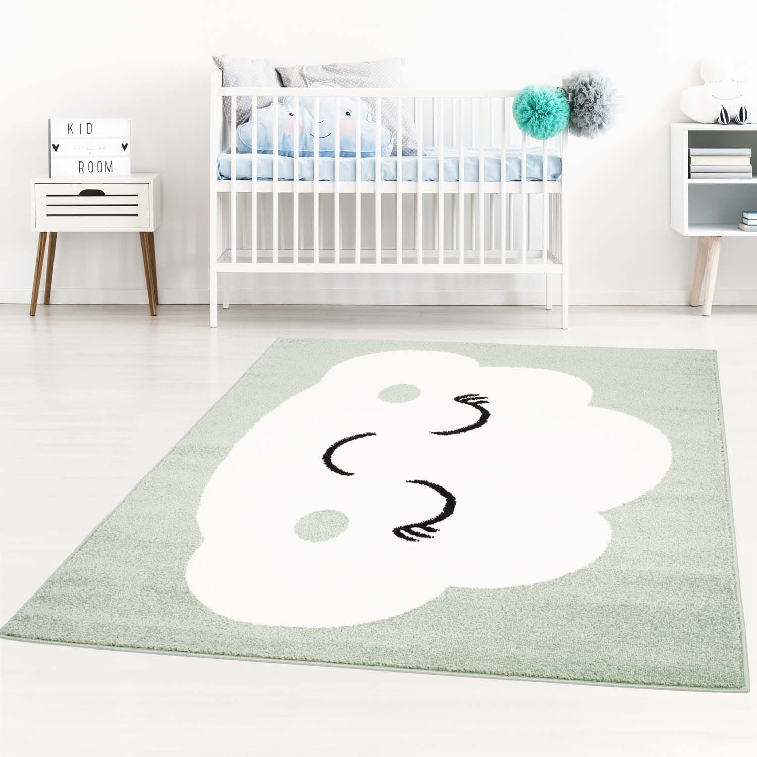 Pastelově zelený koberec do dětského pokoje na hraní spící mráček