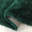 Luxusní koberec s dlouhým vlasem v nádherné smaragdové barvě