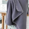 Hebká francouzská deka s páskovým vzorem v šedé barvě