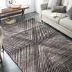 Moderní koberec se zajímavým geometrickým vzorem opakujících se diagonálních čar