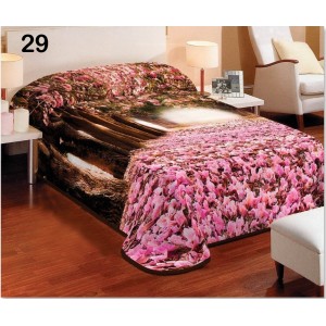 Moderní deka přes postel v růžové barvě s motivem lesa