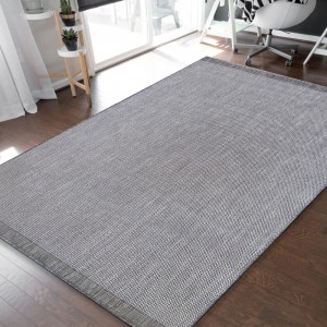 Jenoduchý a elegantní šedý hladký koberec pro všetranné využití