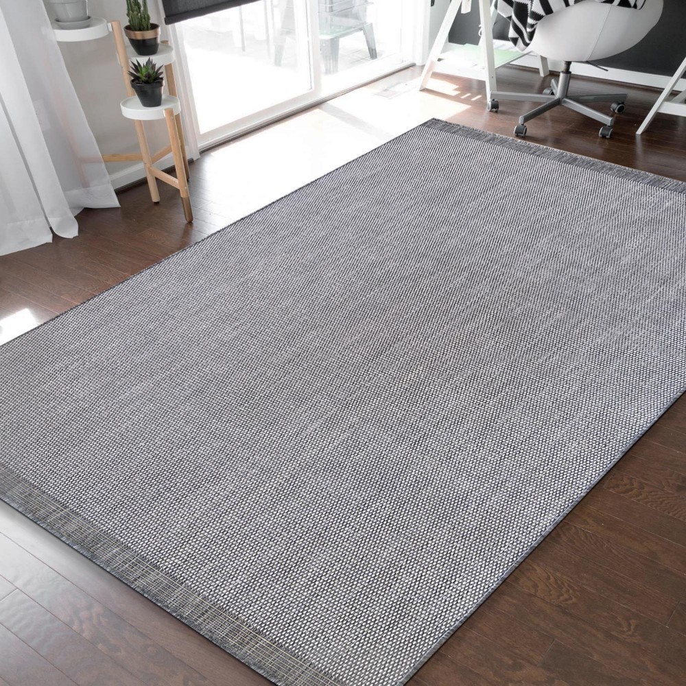Jenoduchý a elegantní šedý hladký koberec pro všetranné využití