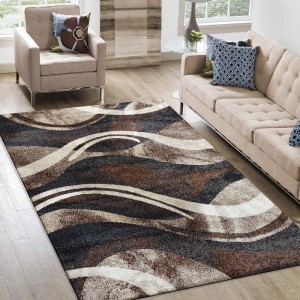 Originální koberec s abstraktním vzorem v hnědé barvě