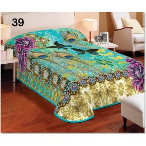 Paví pírka přehozy přes postel v tyrkysové barvě