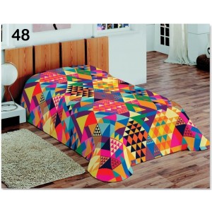 Barevné přehozy přes postel s barevnými trojúhelníky