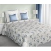 Bílý přehoz na postel oboustranný s motivem modrých květů