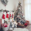 Dekorační vánoční figurka Santa Clause s chvojím a lyžemi 60 cm