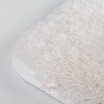 Kvalitní kusový koberec s vysokým vlasem bílé barvy