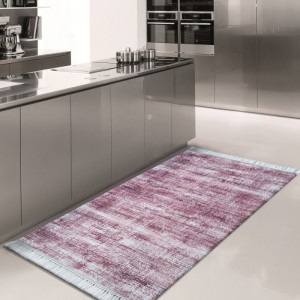 Fialový koberec do kuchyně s třásněmi
