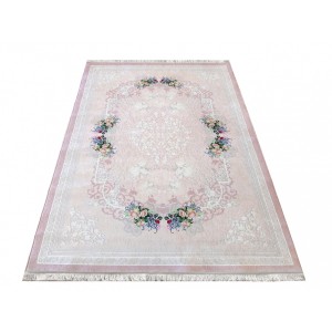 Protišmykový koberec ružovej farby s jemnými kvetmi