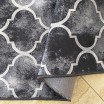 Protiskluzový koberec černé barvy s ornamenty