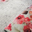 Protiskluzový koberec červené barvy s květinami