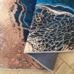 Protiskluzový koberec v modré barvě s abstraktním vzorem