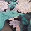 Originální koberec s květinovým vzorem